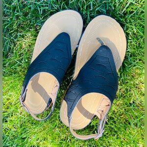 NWOT Ladies Fun Black&Tan Sandals Sz-38/US-7.5 Gold Buckle-Contrasting Stitching